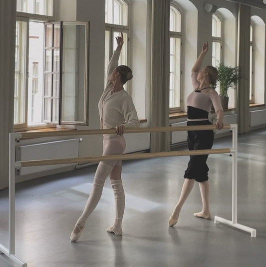 Direto do Estúdio de Dança: A História da Calça Flare que Conquistou o Mundo.