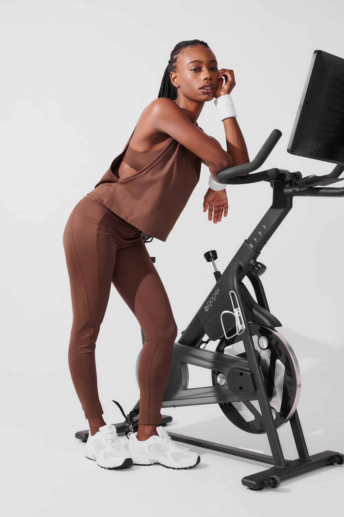 Conjunto Calça Legging de Compressão Marrom Café + Regata Cropped Leve com Cava Ampla Marrom Café