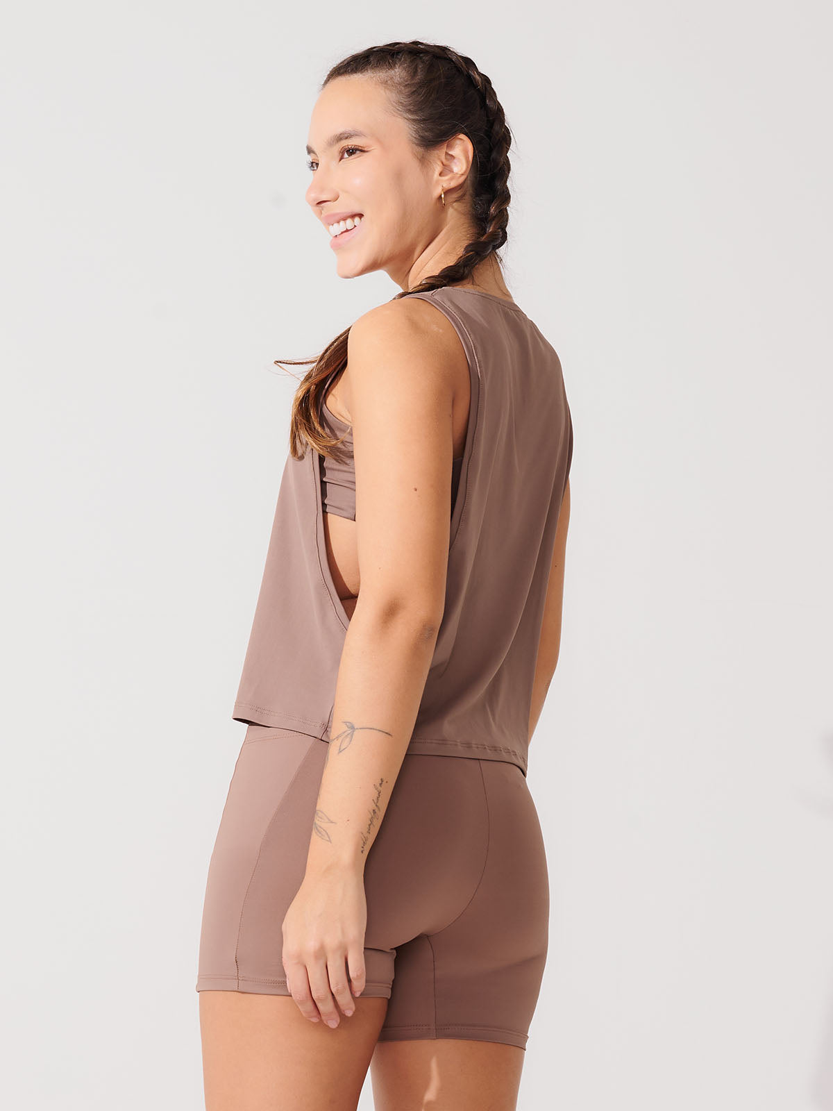 Conjunto Bermuda de Compressão Marrom Cacau + Regata Cropped Leve com Cava Ampla Marrom Cacau