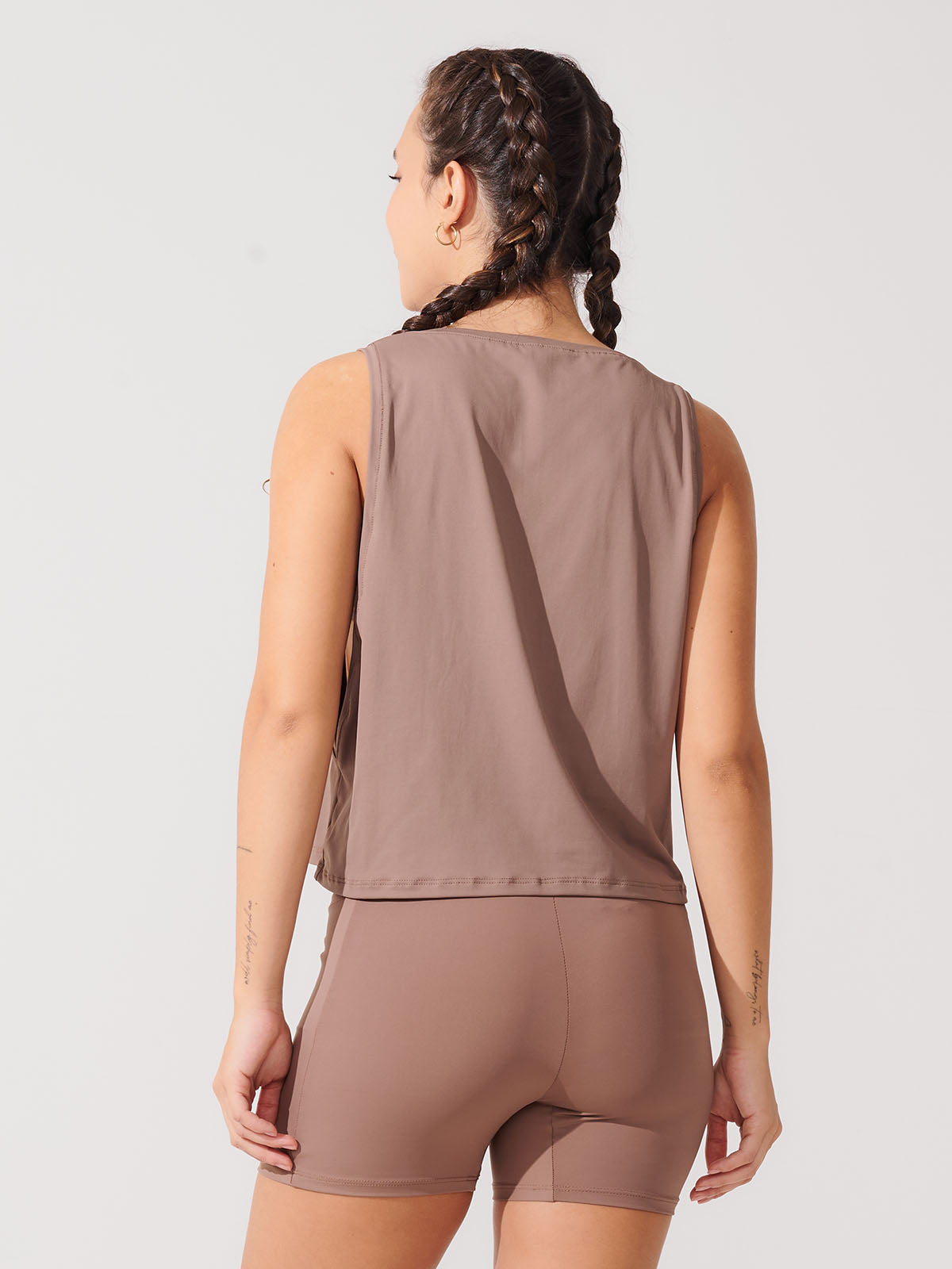 Conjunto Bermuda de Compressão Marrom Cacau + Regata Cropped Leve com Cava Ampla Marrom Cacau