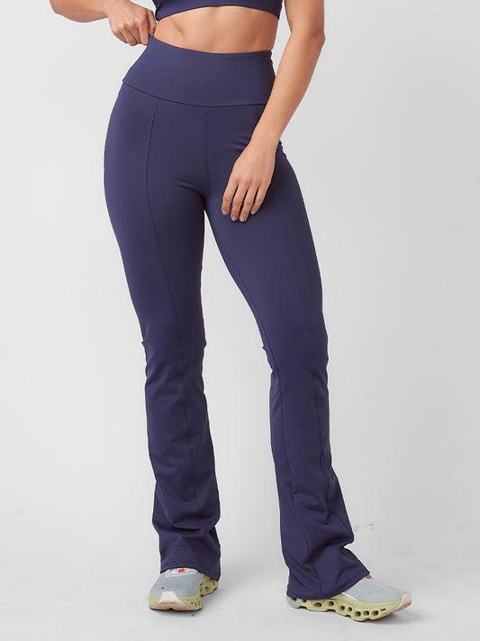Calça Flare Bailarina com modelo de frente