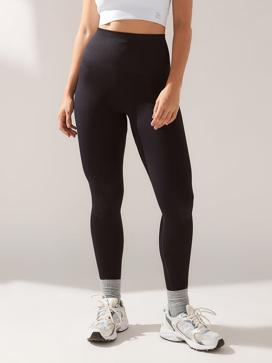 Calça Legging Cintura Alta Canelado Sem Costura com modelo de frente