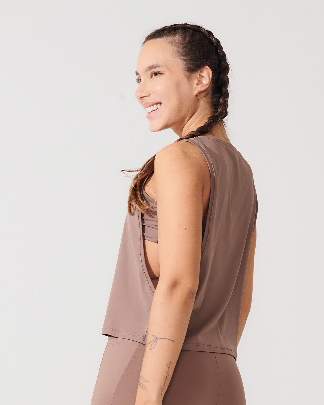 Regata Cropped com Cava Ampla Marrom Cacau
