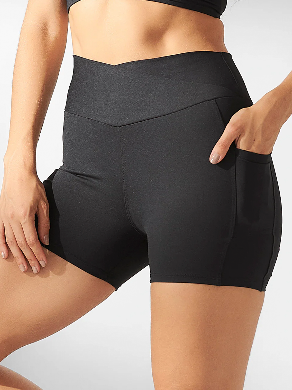 Conjunto Top Tube Branco + Shorts Crossover Preto