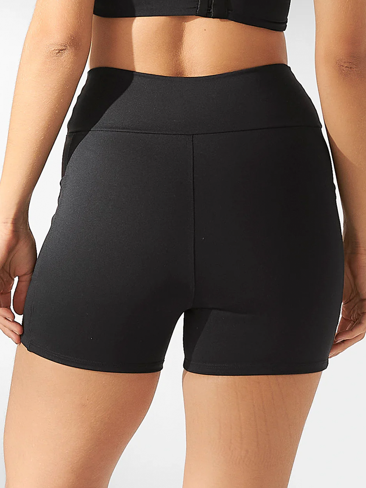Conjunto Top Tube Branco + Shorts Crossover Preto