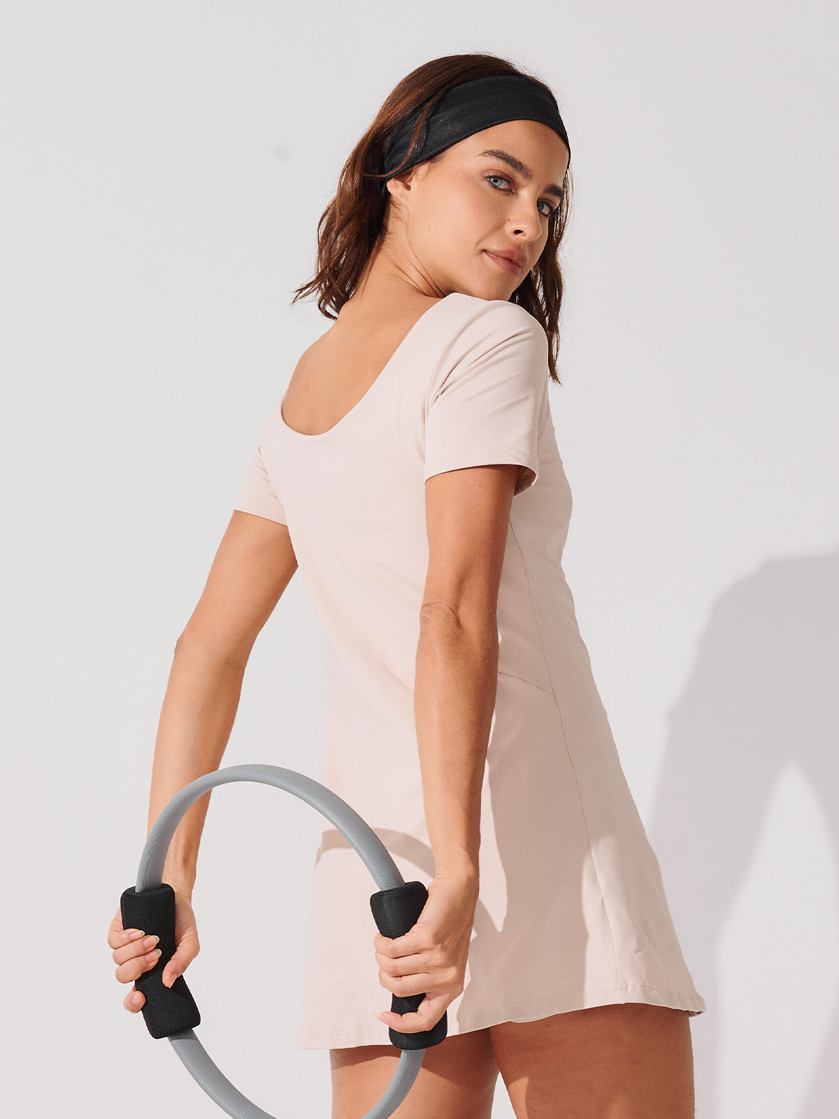 Vestido Fitness com Manga Curta e Shorts Bege