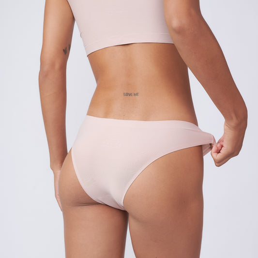 Tendência “Clean Girl 2.0”: Conforto, Estilo Minimalista e o Novo Luxo Casual.
