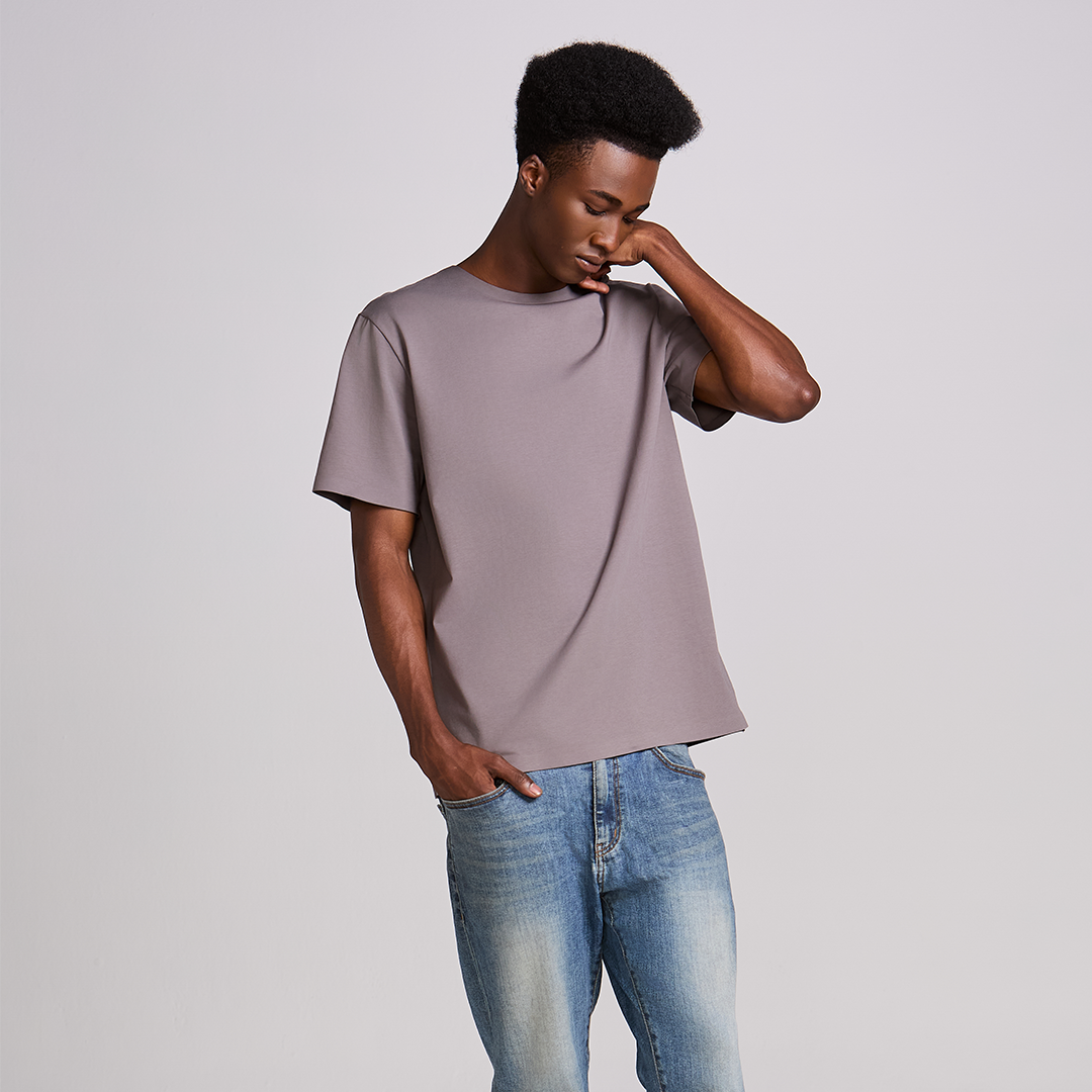 Homem de camiseta lisa com caimento natural, camiseta sem costura masculina em algodão premium