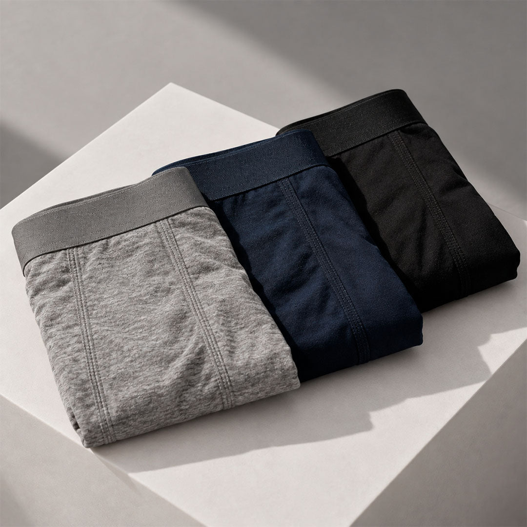 Mala de viagem masculina aberta com cuecas e camisetas organizadas