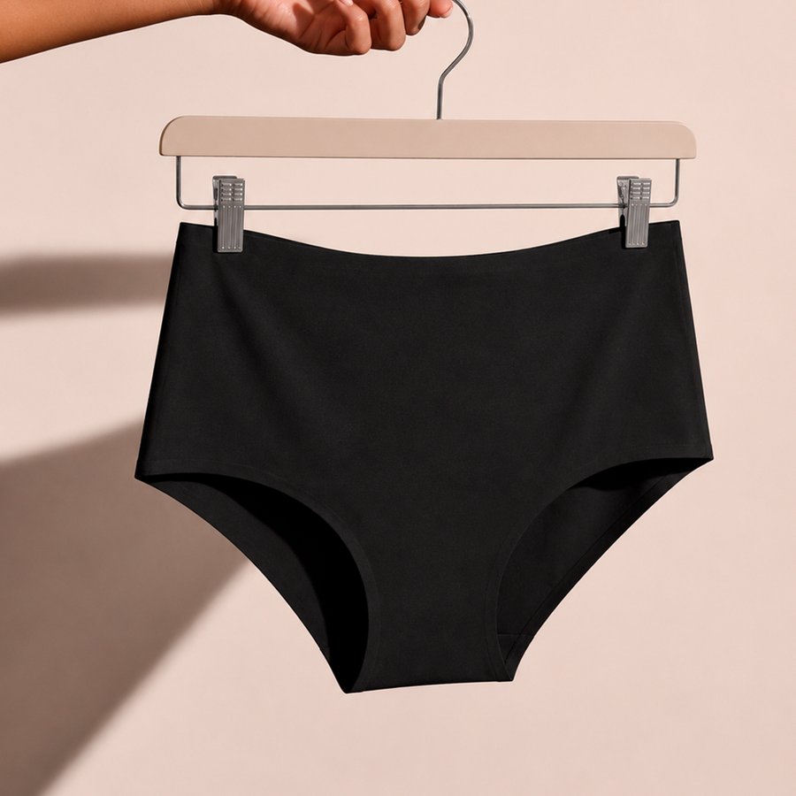 Gaveta minimalista com poucas peças de roupa íntima bem dobradas