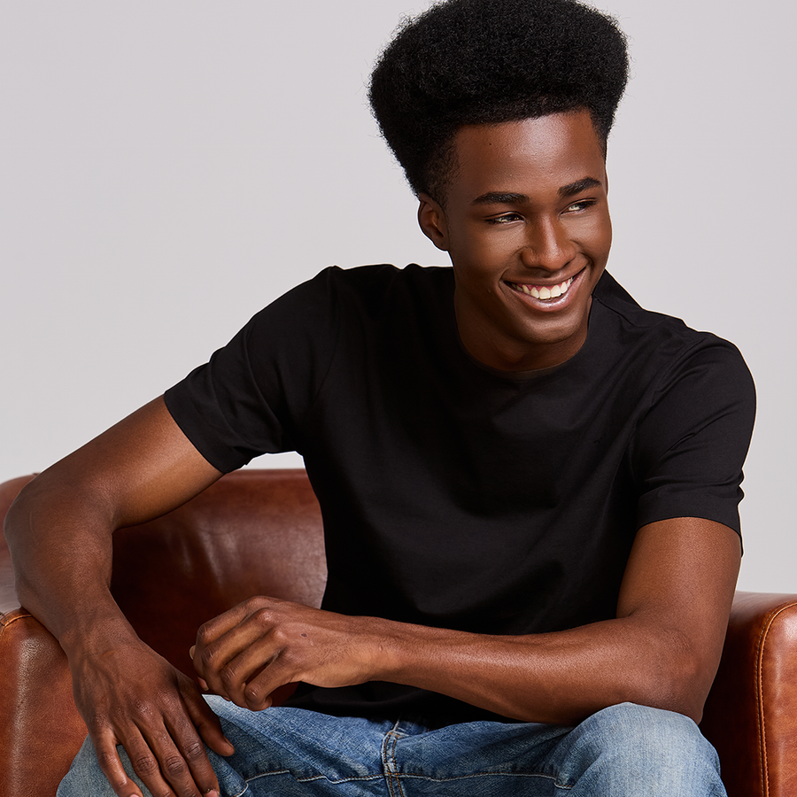 Camiseta Básica Masculina: O Que Separa a Que Dura da Que Estraga em Três Meses