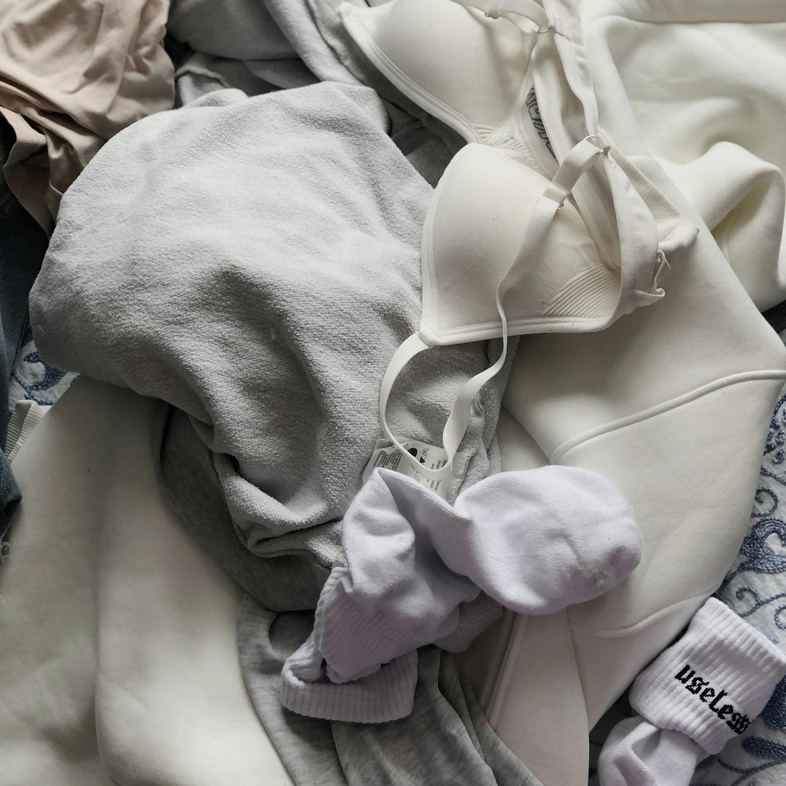 Roupa amassada nunca mais: o segredo das peças que já saem prontas do armário!