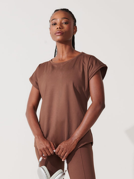 T-Shirt Essencial Alongada Marrom Café