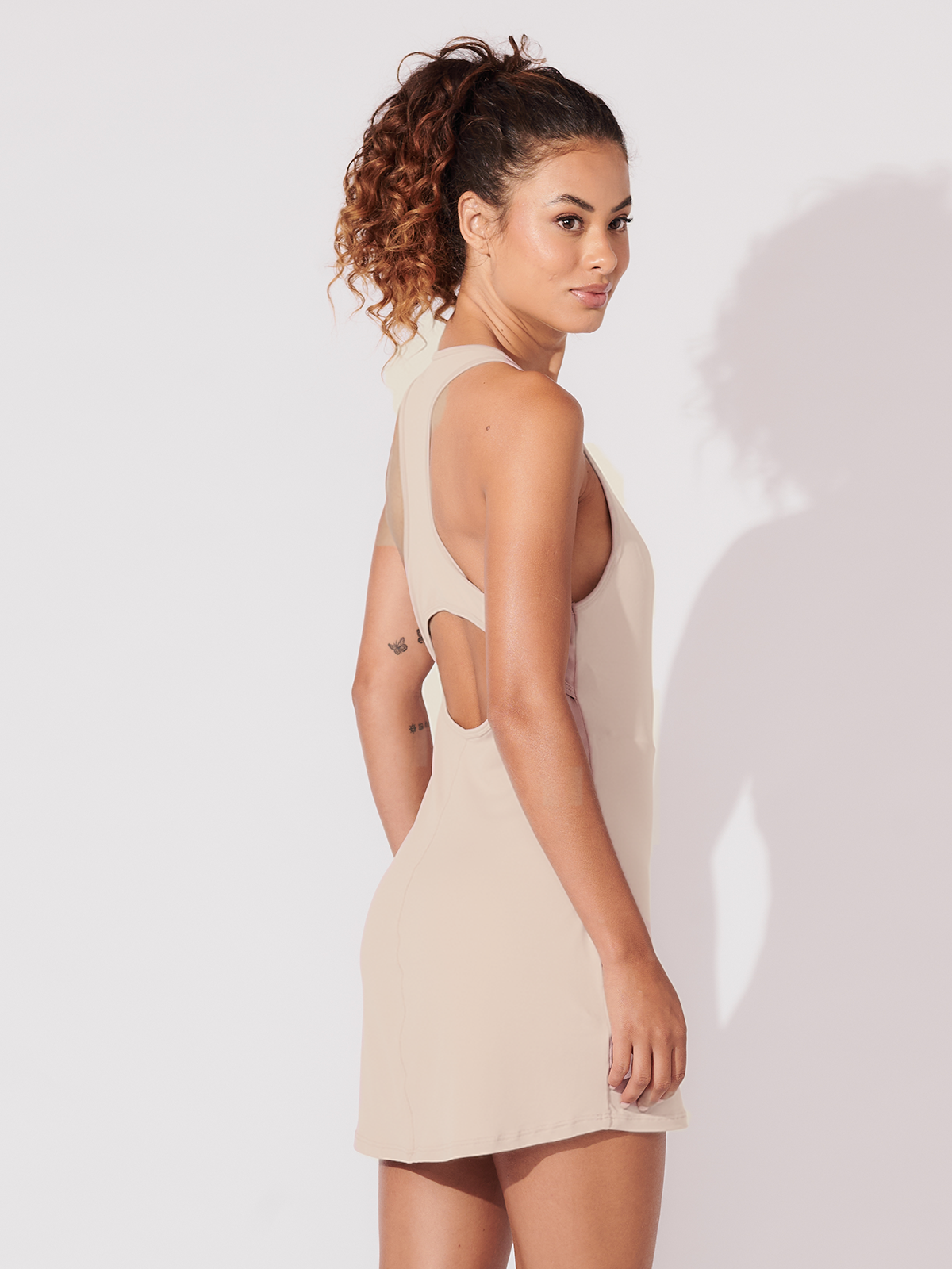 Vestido Fitness Aberto com Shorts e Costas Nadador Bege