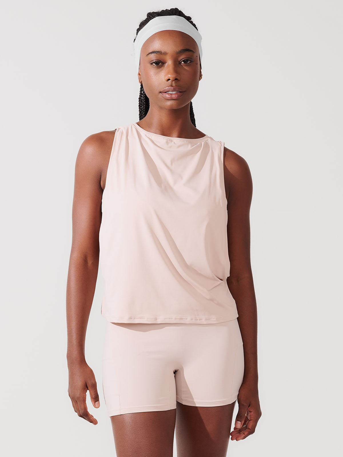 Conjunto Bermuda de Compressão Bege + Regata Cropped Leve com Cava Ampla Bege