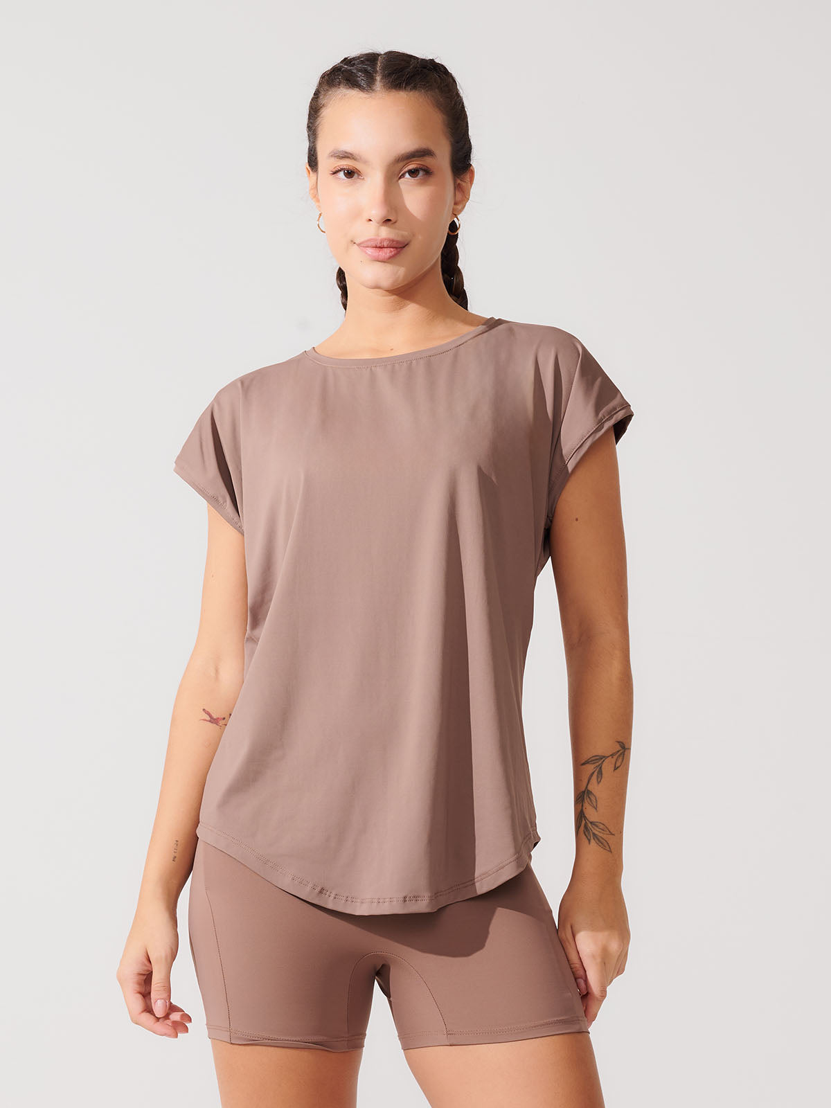 Conjunto Bermuda de Compressão Marrom Cacau + T-shirt Essencial Alongada Marrom Cacau