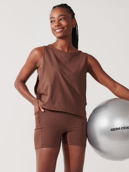 Conjunto Bermuda de Compressão Marrom Café + Regata Cropped Leve com Cava Ampla Marrom Café