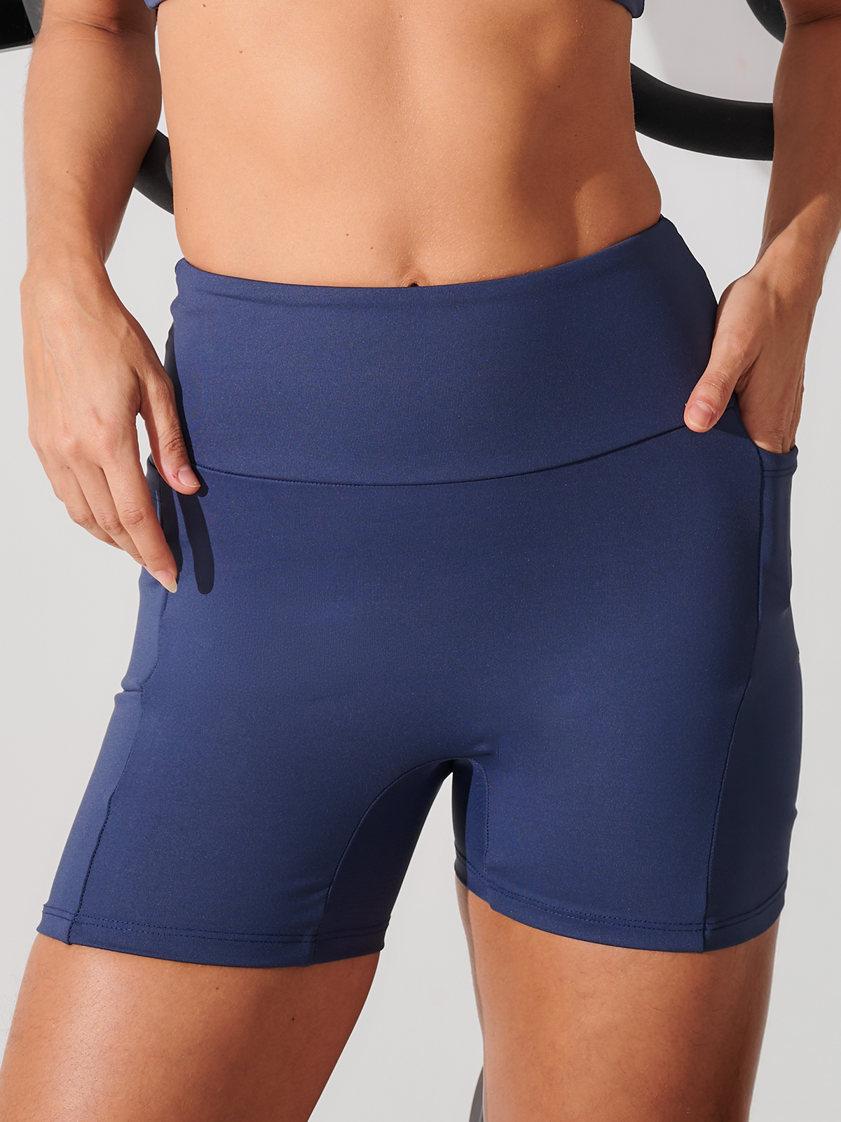 Conjunto Bermuda de Compressão Azul Marinho + Regata Cropped Leve com Cava Ampla Azul Marinho
