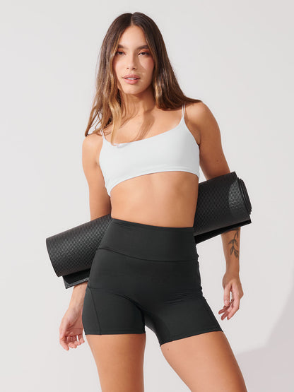 Conjunto Bermuda de Compressão Preto + Top Alça Dupla Branco