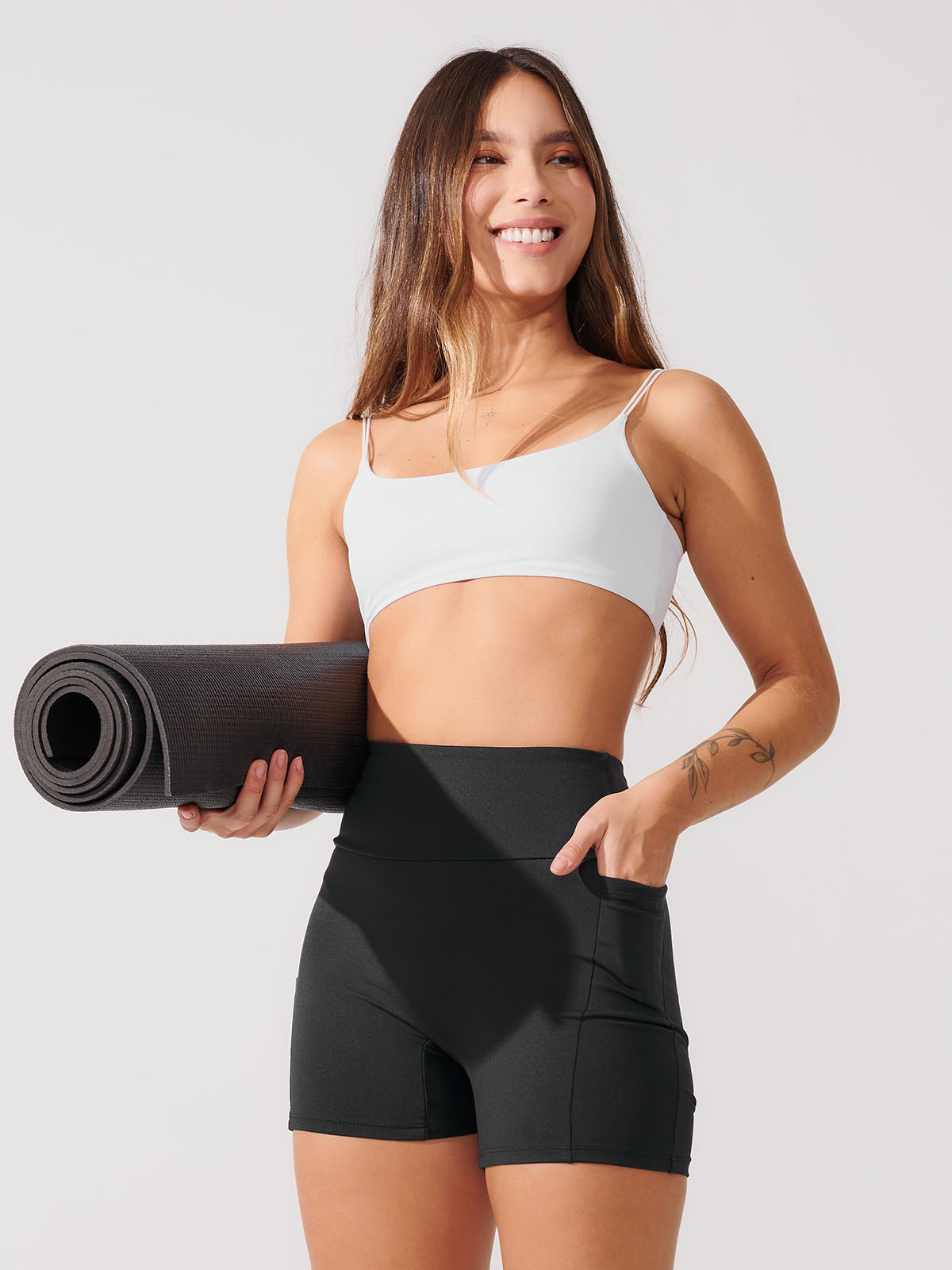 Conjunto Bermuda de Compressão Preto + Top Alça Dupla Branco