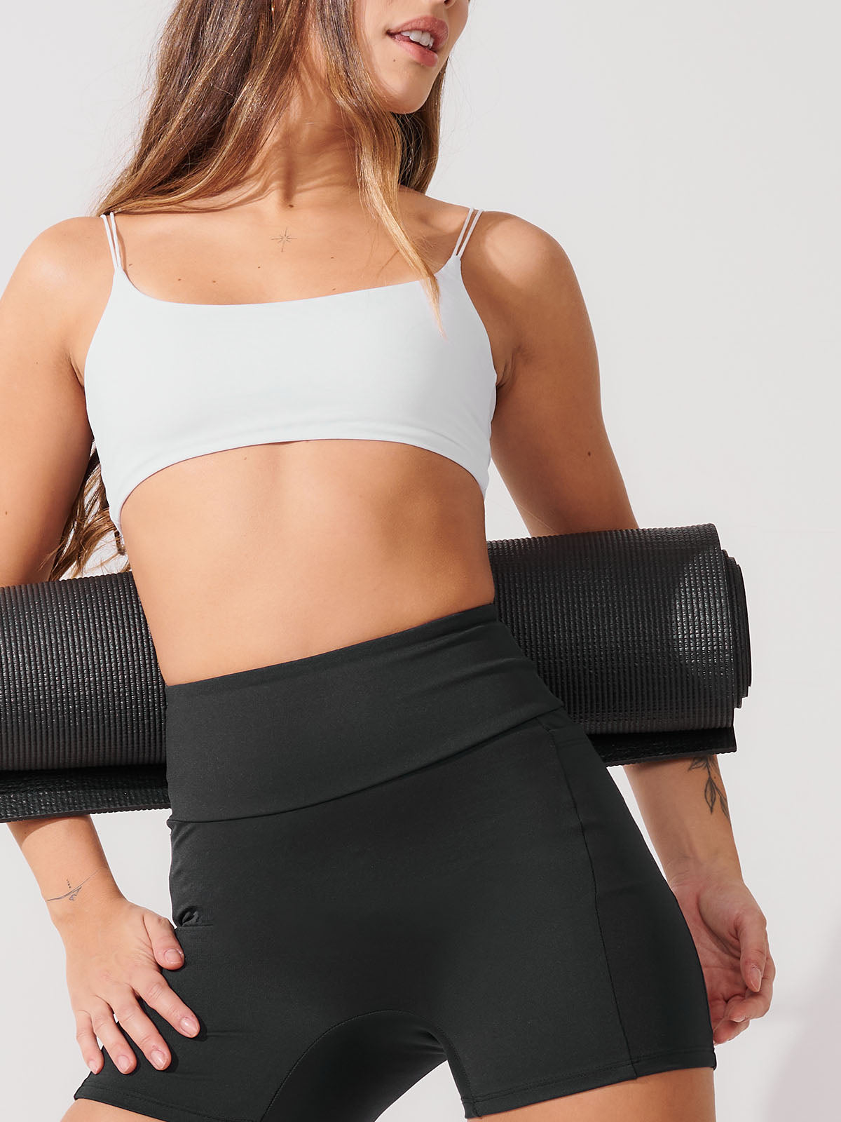 Conjunto Bermuda de Compressão Preto + Top Alça Dupla Branco