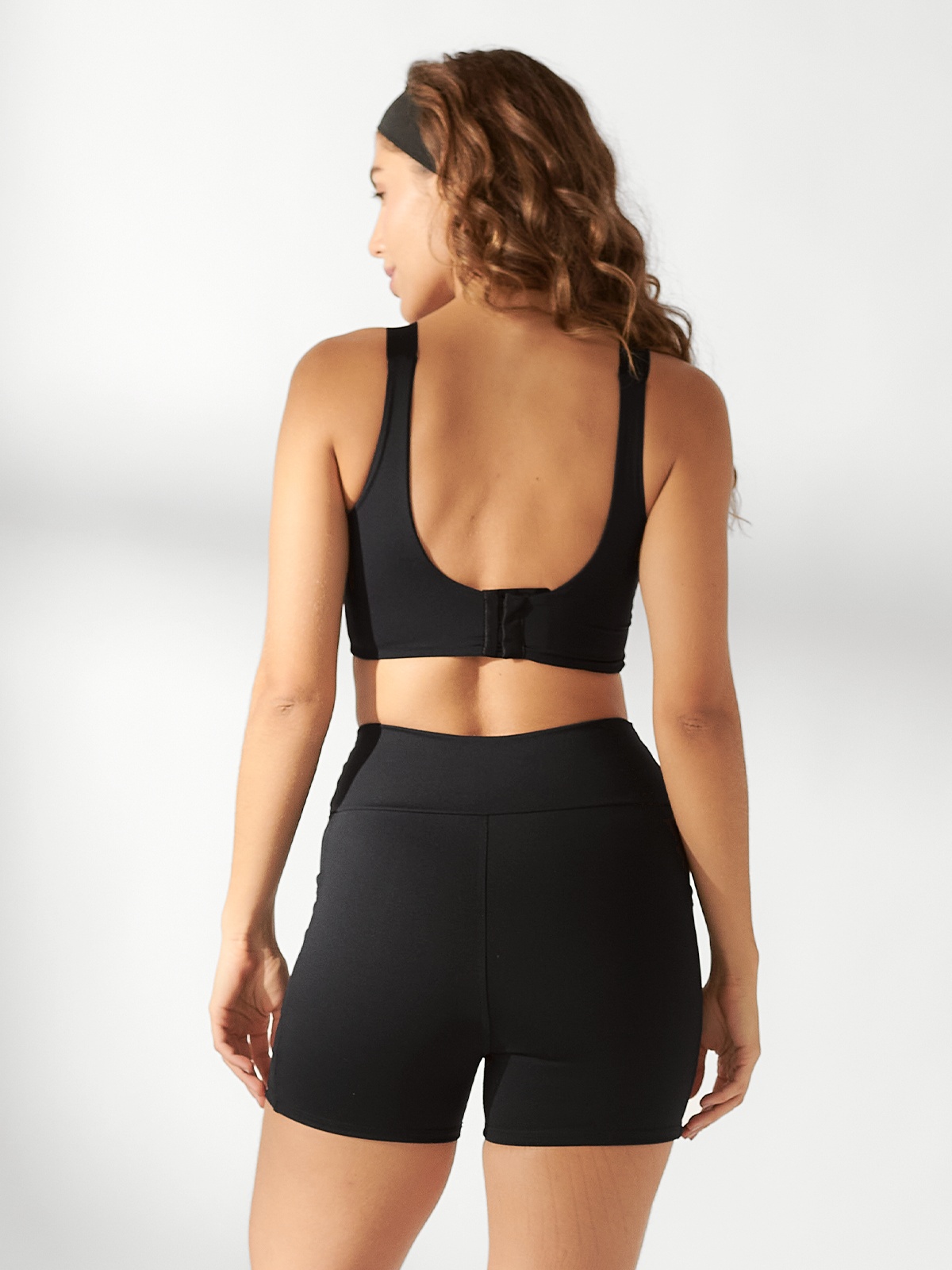 Conjunto Top Fitness Ampla Cobertura Preto + Shorts Fitness Crossover Preto