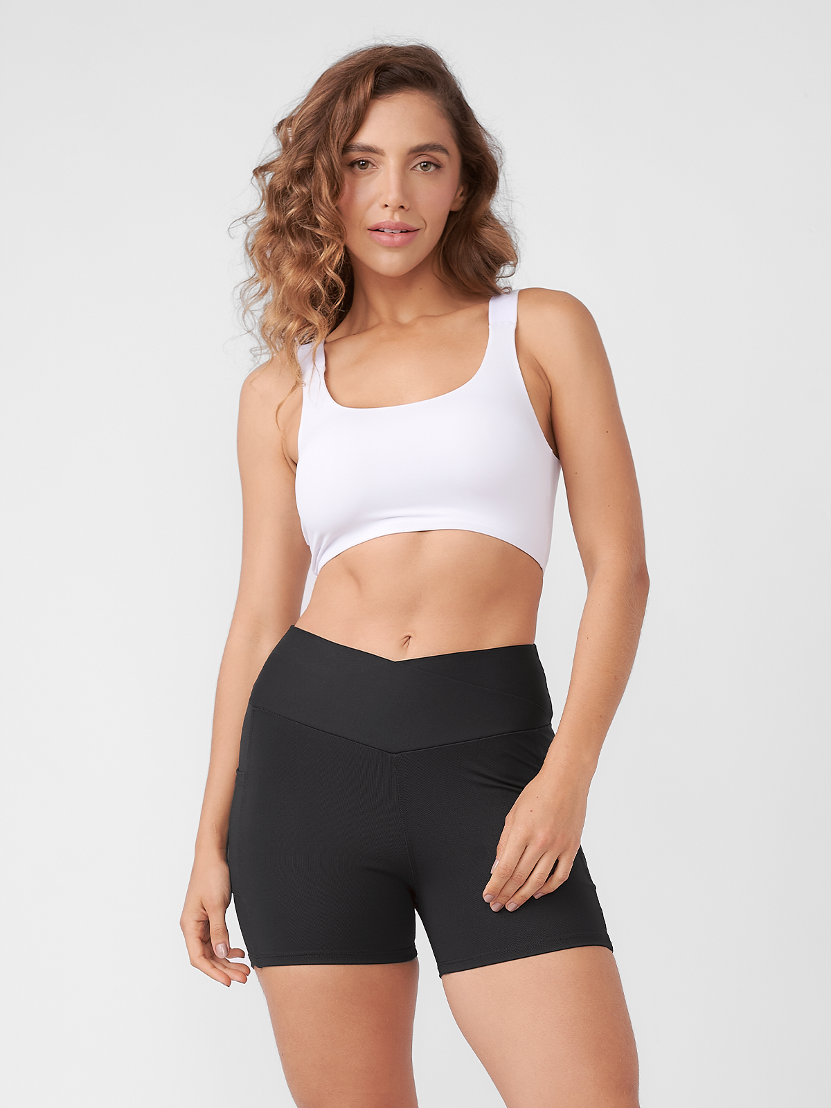 Conjunto Top Fitness Ampla Cobertura Branco + Shorts Fitness Crossover Preto