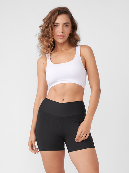 Conjunto Top Fitness Ampla Cobertura Branco + Shorts Fitness com Cós Transpassado Preto