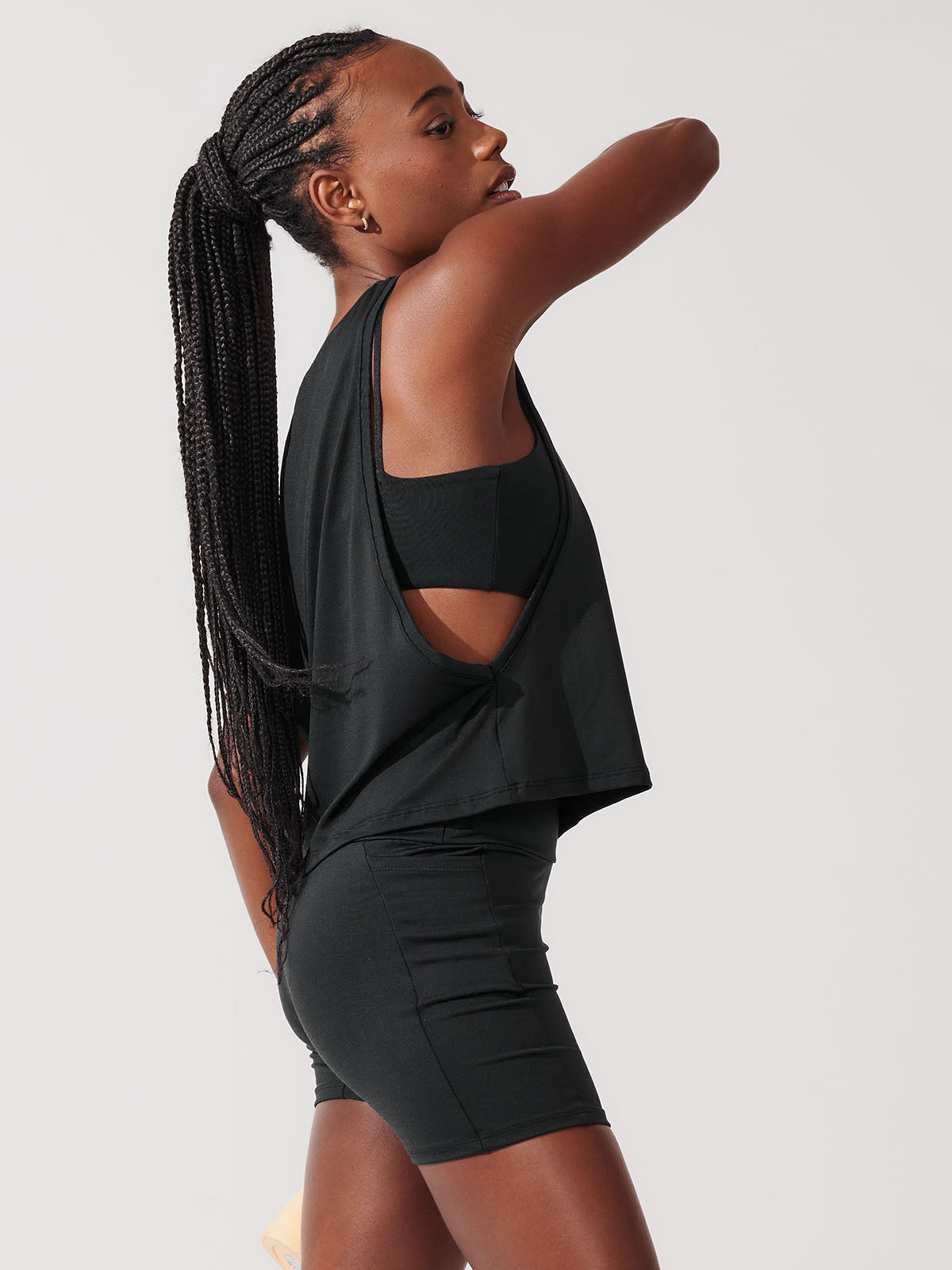 Conjunto Bermuda de Compressão Preto + Regata Cropped Leve com Cava Ampla Preto