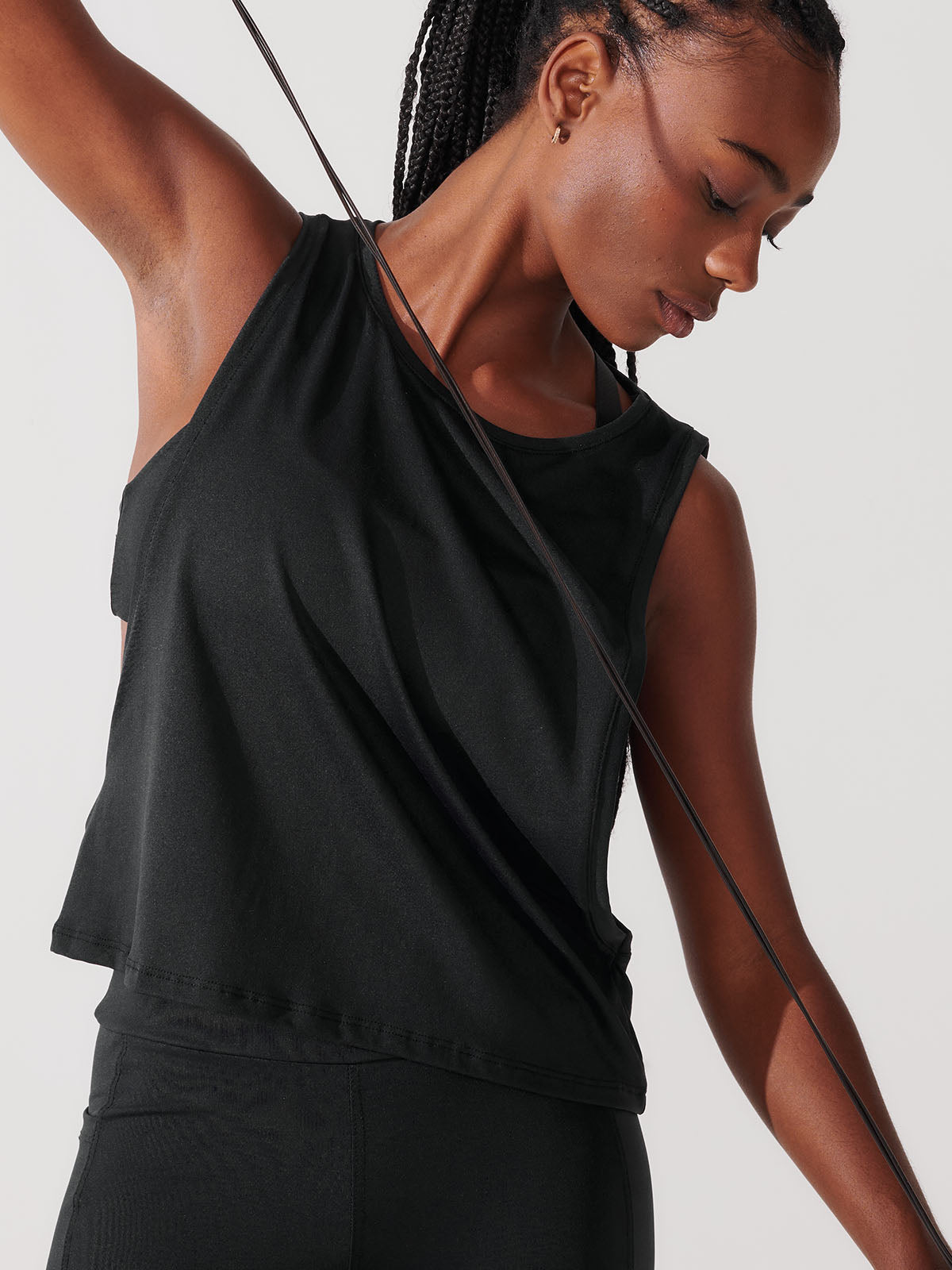 Conjunto Bermuda de Compressão Preto + Regata Cropped Leve com Cava Ampla Preto