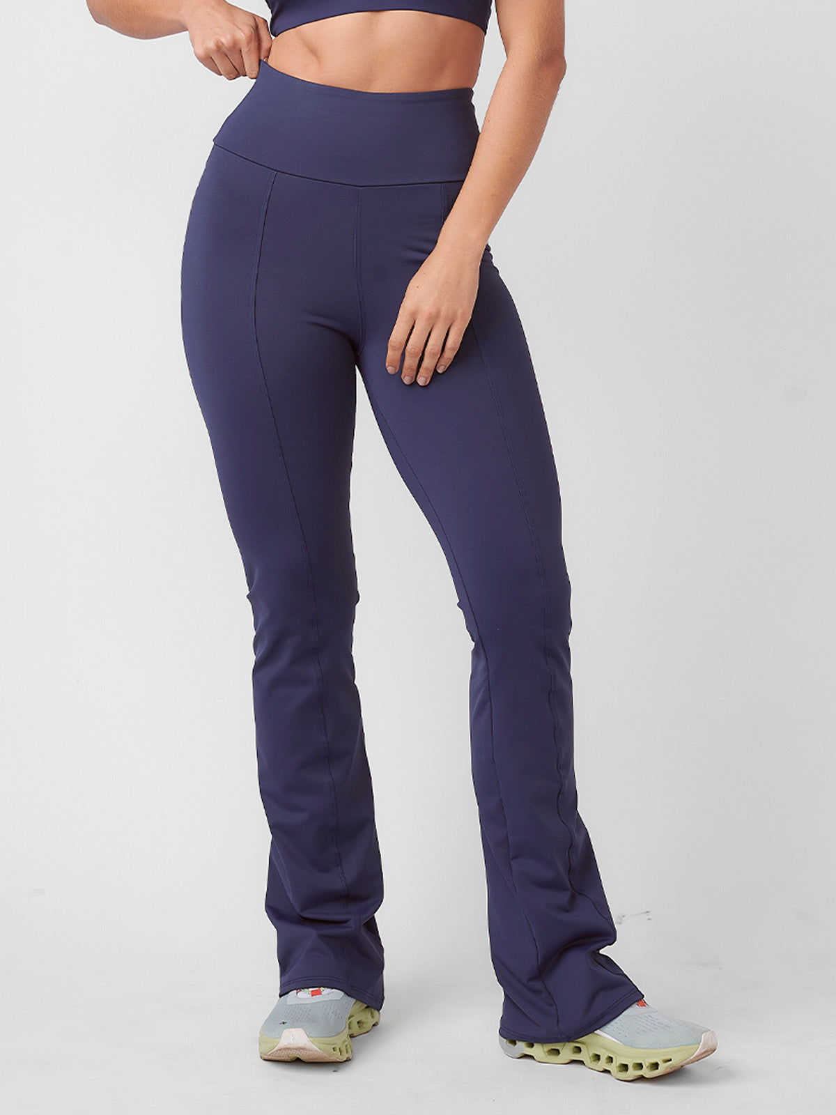 Calça Flare Bailarina com modelo de frente