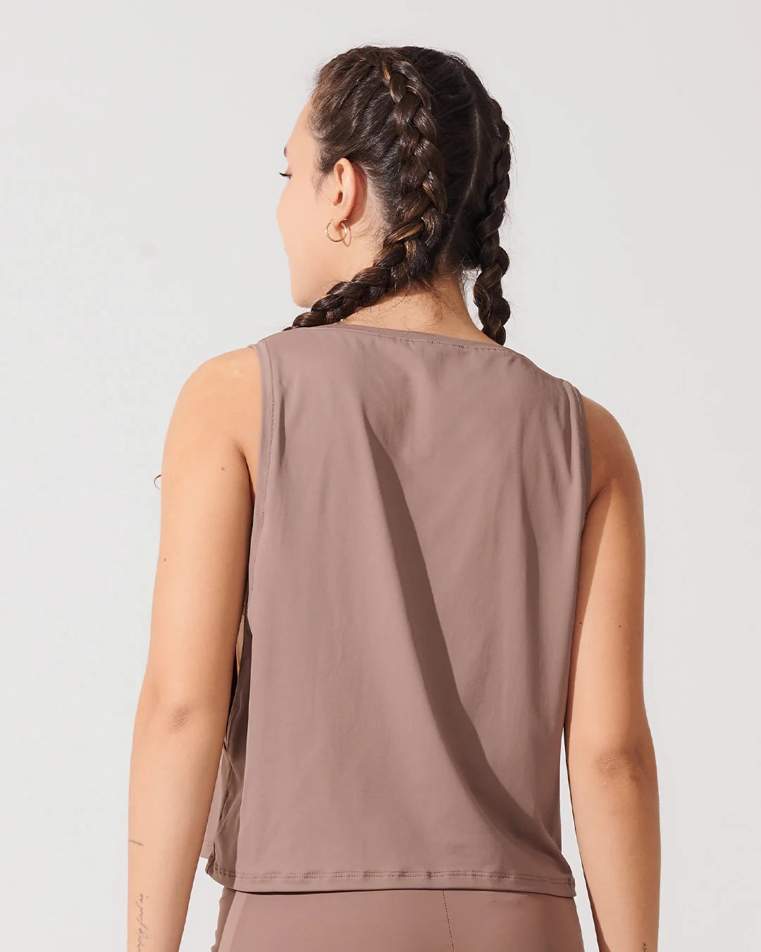 Kit com 3 Regatas Cropped com Cava Ampla Marrom Cacau
