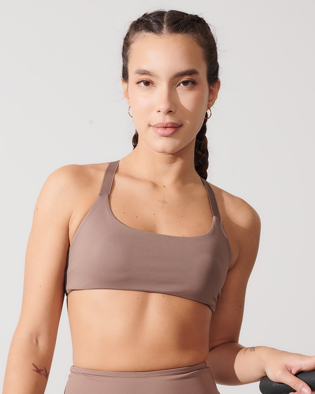 Top Fitness Média Compressão com Costas Cruzadas Marrom Cacau