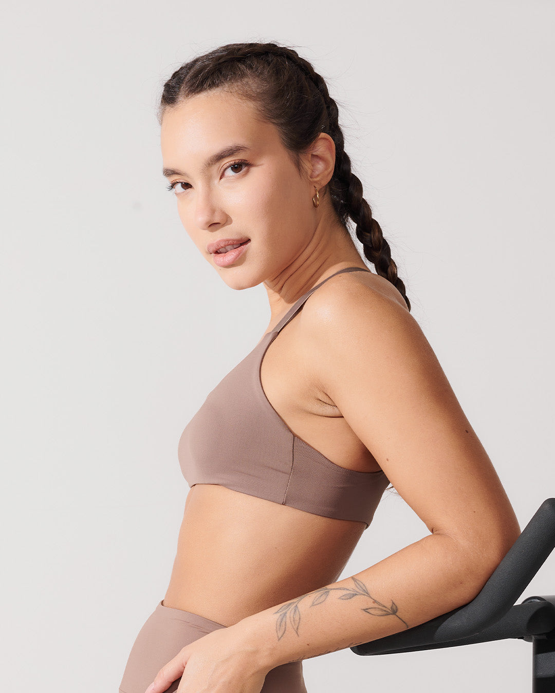 Top Fitness Média Compressão com Costas Cruzadas Marrom Cacau