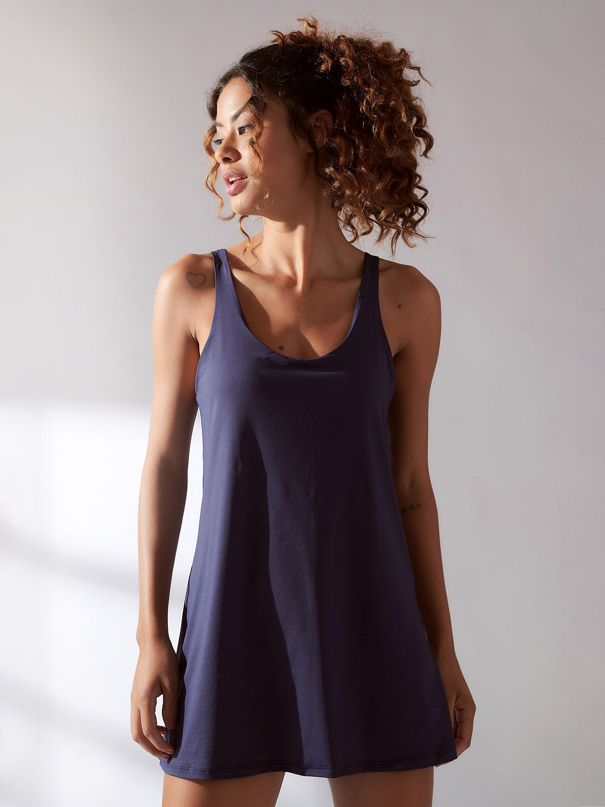 Kit Compre Vestido (Branco e Azul) + Macaquinho (Azul) com 10% OFF e Ganhe Protetor Solar Creamy FPS 60