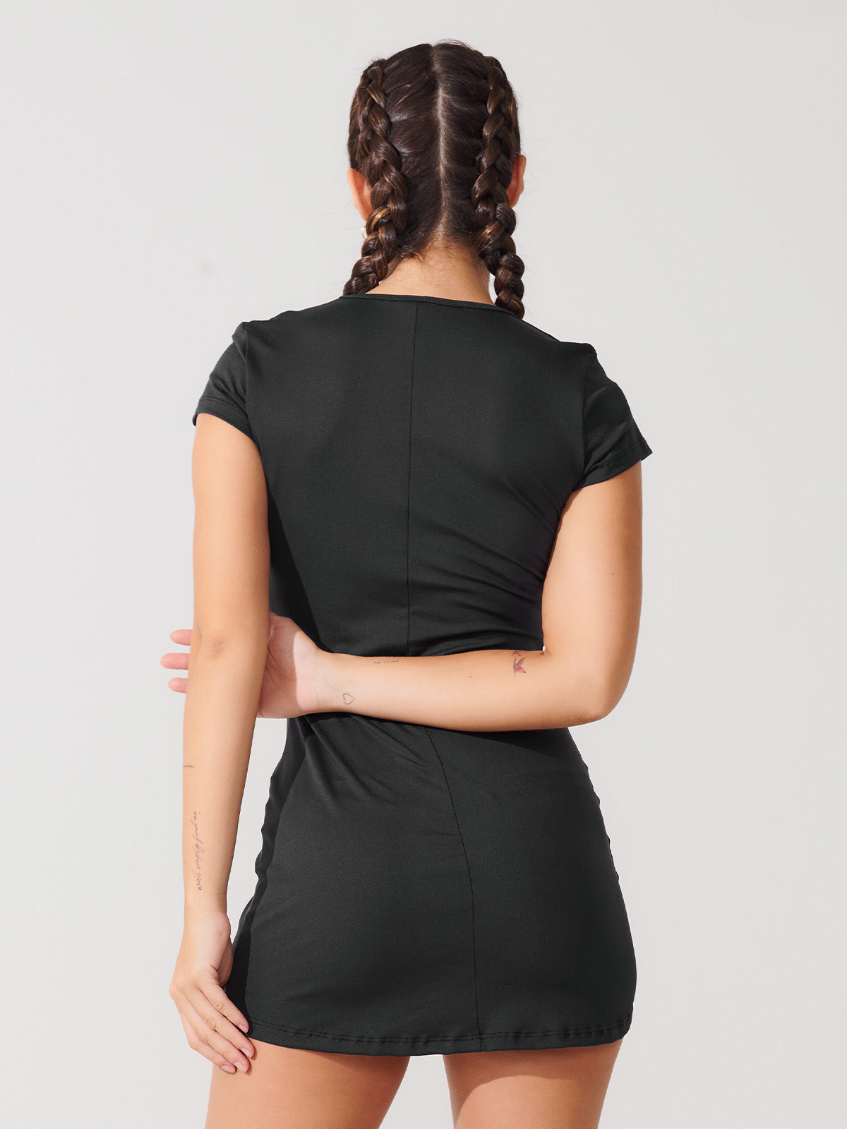 Vestido Essencial com Manga Curta e Gola Clássica Preto