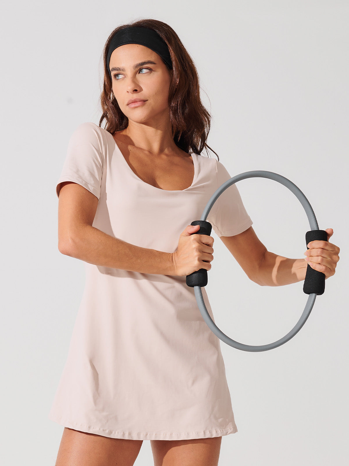 Vestido Fitness com Manga Curta e Shorts Bege