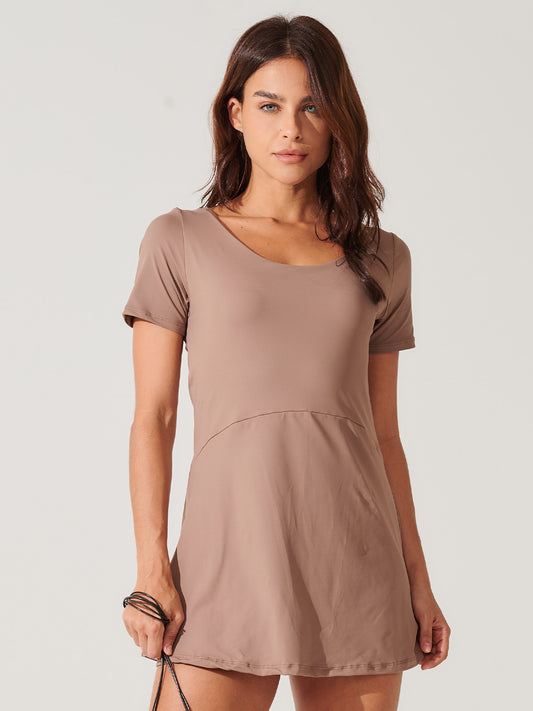 Vestido Fitness com Manga Curta e Shorts Marrom Cacau